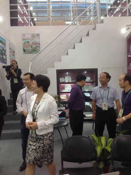 我公司于2013年10月23日—2013年10月27日參加第114屆中國(guó)進(jìn)出口商品交易會(huì)（廣交會(huì)）。廣交會(huì)期間，玉林市副市長(zhǎng)邱德奎、北流市市委書(shū)記呂劍楓等領(lǐng)導(dǎo)親臨我司展館視察、指導(dǎo)工作。此次廣交會(huì)我司成交金額約1200萬(wàn)美元。