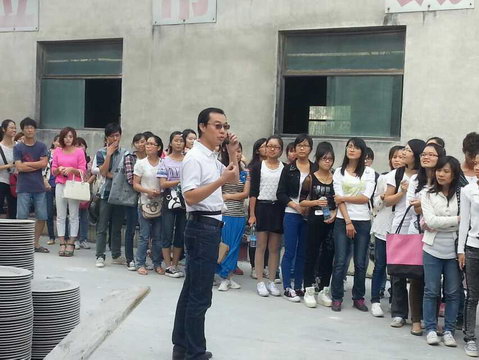 2013年11月3日玉林師范學(xué)院的學(xué)生到仲禮陶瓷生產(chǎn)線學(xué)習(xí)陶瓷生產(chǎn)過程，我司營運(yùn)總裁陳向陽向?qū)W生們?cè)敿?xì)講解了陶瓷的各個(gè)生產(chǎn)流程及相關(guān)工藝知識(shí)。01