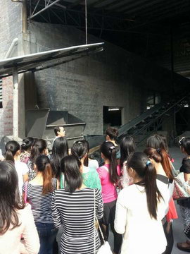 2013年11月3日玉林師范學(xué)院的學(xué)生到仲禮陶瓷生產(chǎn)線學(xué)習(xí)陶瓷生產(chǎn)過程，我司營運(yùn)總裁陳向陽向?qū)W生們?cè)敿?xì)講解了陶瓷的各個(gè)生產(chǎn)流程及相關(guān)工藝知識(shí)。03