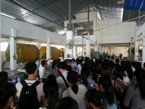 2013年11月3日玉林師范學(xué)院的學(xué)生到仲禮陶瓷生產(chǎn)線學(xué)習(xí)陶瓷生產(chǎn)過程，我司營運(yùn)總裁陳向陽向?qū)W生們?cè)敿?xì)講解了陶瓷的各個(gè)生產(chǎn)流程及相關(guān)工藝知識(shí)。04