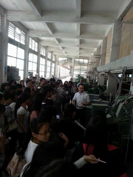 2013年11月3日玉林師范學(xué)院的學(xué)生到仲禮陶瓷生產(chǎn)線學(xué)習(xí)陶瓷生產(chǎn)過程，我司營運(yùn)總裁陳向陽向?qū)W生們?cè)敿?xì)講解了陶瓷的各個(gè)生產(chǎn)流程及相關(guān)工藝知識(shí)。05