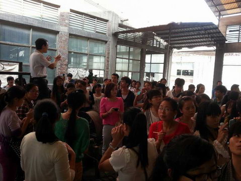 2013年11月3日玉林師范學(xué)院的學(xué)生到仲禮陶瓷生產(chǎn)線學(xué)習(xí)陶瓷生產(chǎn)過程，我司營運(yùn)總裁陳向陽向?qū)W生們?cè)敿?xì)講解了陶瓷的各個(gè)生產(chǎn)流程及相關(guān)工藝知識(shí)。07