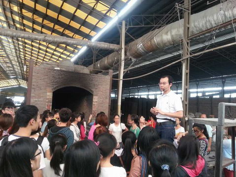 2013年11月3日玉林師范學(xué)院的學(xué)生到仲禮陶瓷生產(chǎn)線學(xué)習(xí)陶瓷生產(chǎn)過程，我司營運(yùn)總裁陳向陽向?qū)W生們?cè)敿?xì)講解了陶瓷的各個(gè)生產(chǎn)流程及相關(guān)工藝知識(shí)。08