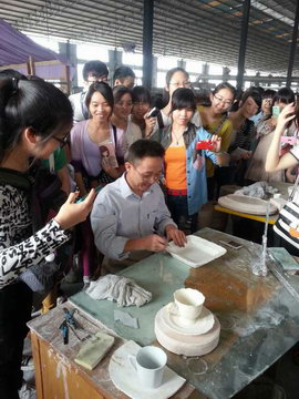 2013年11月3日玉林師范學(xué)院的學(xué)生到仲禮陶瓷生產(chǎn)線學(xué)習(xí)陶瓷生產(chǎn)過程，我司營運(yùn)總裁陳向陽向?qū)W生們?cè)敿?xì)講解了陶瓷的各個(gè)生產(chǎn)流程及相關(guān)工藝知識(shí)。09