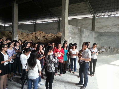 2013年11月3日玉林師范學(xué)院的學(xué)生到仲禮陶瓷生產(chǎn)線學(xué)習(xí)陶瓷生產(chǎn)過程，我司營運(yùn)總裁陳向陽向?qū)W生們?cè)敿?xì)講解了陶瓷的各個(gè)生產(chǎn)流程及相關(guān)工藝知識(shí)。10