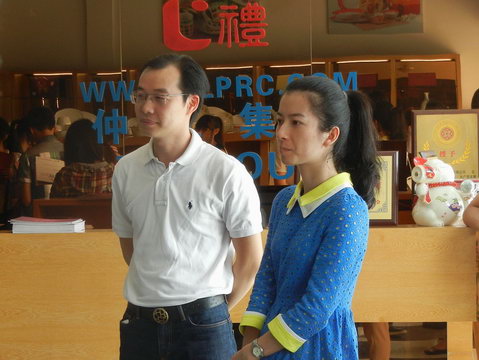 2013年11月3日玉林師范學(xué)院的學(xué)生到仲禮陶瓷生產(chǎn)線學(xué)習(xí)陶瓷生產(chǎn)過程，我司營運(yùn)總裁陳向陽向?qū)W生們?cè)敿?xì)講解了陶瓷的各個(gè)生產(chǎn)流程及相關(guān)工藝知識(shí)。11