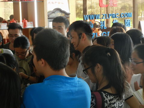 2013年11月3日玉林師范學(xué)院的學(xué)生到仲禮陶瓷生產(chǎn)線學(xué)習(xí)陶瓷生產(chǎn)過程，我司營運(yùn)總裁陳向陽向?qū)W生們?cè)敿?xì)講解了陶瓷的各個(gè)生產(chǎn)流程及相關(guān)工藝知識(shí)。12