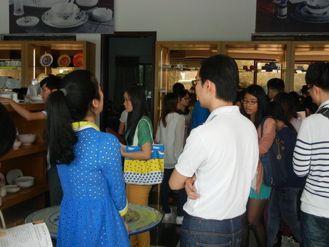 2013年11月3日玉林師范學(xué)院的學(xué)生到仲禮陶瓷生產(chǎn)線學(xué)習(xí)陶瓷生產(chǎn)過程，我司營運(yùn)總裁陳向陽向?qū)W生們?cè)敿?xì)講解了陶瓷的各個(gè)生產(chǎn)流程及相關(guān)工藝知識(shí)。13