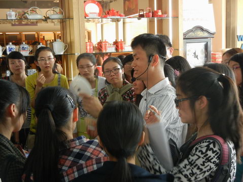 2013年11月3日玉林師范學(xué)院的學(xué)生到仲禮陶瓷生產(chǎn)線學(xué)習(xí)陶瓷生產(chǎn)過程，我司營運(yùn)總裁陳向陽向?qū)W生們?cè)敿?xì)講解了陶瓷的各個(gè)生產(chǎn)流程及相關(guān)工藝知識(shí)。14