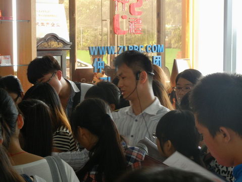 2013年11月3日玉林師范學(xué)院的學(xué)生到仲禮陶瓷生產(chǎn)線學(xué)習(xí)陶瓷生產(chǎn)過程，我司營運(yùn)總裁陳向陽向?qū)W生們?cè)敿?xì)講解了陶瓷的各個(gè)生產(chǎn)流程及相關(guān)工藝知識(shí)。15