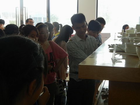 2013年11月3日玉林師范學(xué)院的學(xué)生到仲禮陶瓷生產(chǎn)線學(xué)習(xí)陶瓷生產(chǎn)過程，我司營運(yùn)總裁陳向陽向?qū)W生們?cè)敿?xì)講解了陶瓷的各個(gè)生產(chǎn)流程及相關(guān)工藝知識(shí)。16