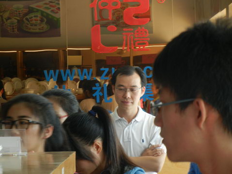 2013年11月3日玉林師范學(xué)院的學(xué)生到仲禮陶瓷生產(chǎn)線學(xué)習(xí)陶瓷生產(chǎn)過程，我司營運(yùn)總裁陳向陽向?qū)W生們?cè)敿?xì)講解了陶瓷的各個(gè)生產(chǎn)流程及相關(guān)工藝知識(shí)。17