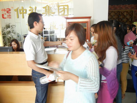 2013年11月3日玉林師范學(xué)院的學(xué)生到仲禮陶瓷生產(chǎn)線學(xué)習(xí)陶瓷生產(chǎn)過程，我司營運(yùn)總裁陳向陽向?qū)W生們?cè)敿?xì)講解了陶瓷的各個(gè)生產(chǎn)流程及相關(guān)工藝知識(shí)。22