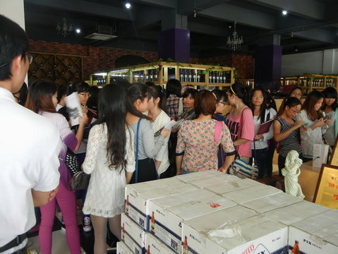 2013年11月3日玉林師范學(xué)院的學(xué)生到仲禮陶瓷生產(chǎn)線學(xué)習(xí)陶瓷生產(chǎn)過程，我司營運(yùn)總裁陳向陽向?qū)W生們?cè)敿?xì)講解了陶瓷的各個(gè)生產(chǎn)流程及相關(guān)工藝知識(shí)。23