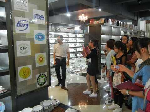 2013年11月3日玉林師范學(xué)院的學(xué)生到仲禮陶瓷生產(chǎn)線學(xué)習(xí)陶瓷生產(chǎn)過程，我司營運(yùn)總裁陳向陽向?qū)W生們?cè)敿?xì)講解了陶瓷的各個(gè)生產(chǎn)流程及相關(guān)工藝知識(shí)。25