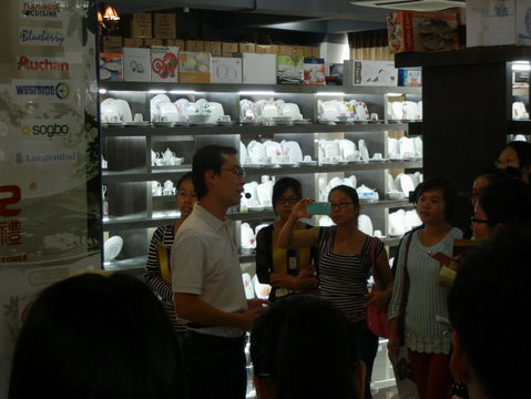 2013年11月3日玉林師范學(xué)院的學(xué)生到仲禮陶瓷生產(chǎn)線學(xué)習(xí)陶瓷生產(chǎn)過程，我司營運(yùn)總裁陳向陽向?qū)W生們?cè)敿?xì)講解了陶瓷的各個(gè)生產(chǎn)流程及相關(guān)工藝知識(shí)。31