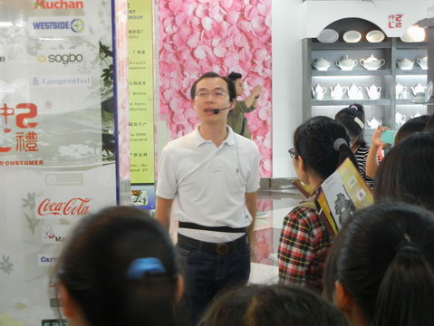 2013年11月3日玉林師范學(xué)院的學(xué)生到仲禮陶瓷生產(chǎn)線學(xué)習(xí)陶瓷生產(chǎn)過程，我司營運(yùn)總裁陳向陽向?qū)W生們?cè)敿?xì)講解了陶瓷的各個(gè)生產(chǎn)流程及相關(guān)工藝知識(shí)。32