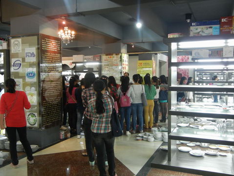 2013年11月3日玉林師范學(xué)院的學(xué)生到仲禮陶瓷生產(chǎn)線學(xué)習(xí)陶瓷生產(chǎn)過程，我司營運(yùn)總裁陳向陽向?qū)W生們?cè)敿?xì)講解了陶瓷的各個(gè)生產(chǎn)流程及相關(guān)工藝知識(shí)。34