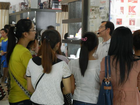 2013年11月3日玉林師范學(xué)院的學(xué)生到仲禮陶瓷生產(chǎn)線學(xué)習(xí)陶瓷生產(chǎn)過程，我司營運(yùn)總裁陳向陽向?qū)W生們?cè)敿?xì)講解了陶瓷的各個(gè)生產(chǎn)流程及相關(guān)工藝知識(shí)。35