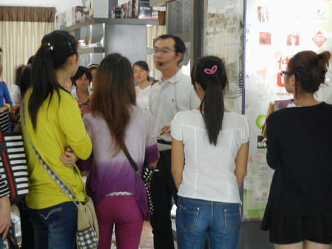 2013年11月3日玉林師范學(xué)院的學(xué)生到仲禮陶瓷生產(chǎn)線學(xué)習(xí)陶瓷生產(chǎn)過程，我司營運(yùn)總裁陳向陽向?qū)W生們?cè)敿?xì)講解了陶瓷的各個(gè)生產(chǎn)流程及相關(guān)工藝知識(shí)。36