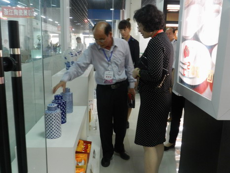 仲禮公司參加北流第四屆陶博會(huì)現(xiàn)場(chǎng)圖片。