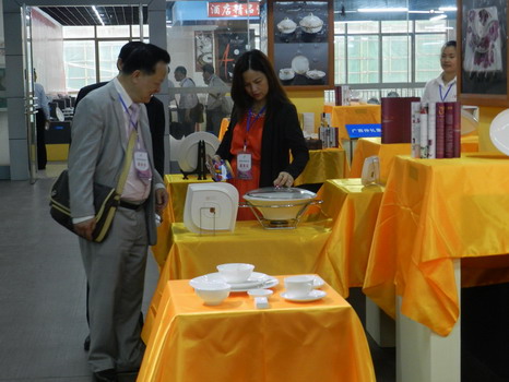 仲禮公司參加北流第四屆陶博會(huì)現(xiàn)場(chǎng)圖片。