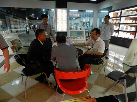 仲禮公司參加北流第四屆陶博會(huì)現(xiàn)場(chǎng)圖片。