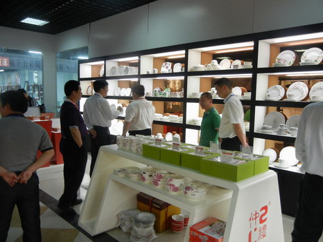 仲禮公司參加北流第四屆陶博會(huì)現(xiàn)場(chǎng)圖片。