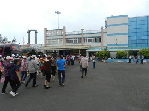 1一票人浩浩蕩蕩的從湛江碼頭奔向海南