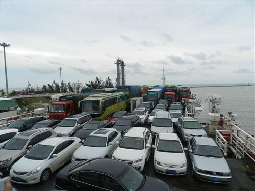 3湛江碼頭裝滿滿的車，黃色的客車--才是我們的座駕。咻咻