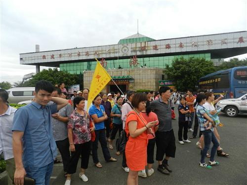 11下船-南崗碼頭-扛旗的是我們的導(dǎo)游