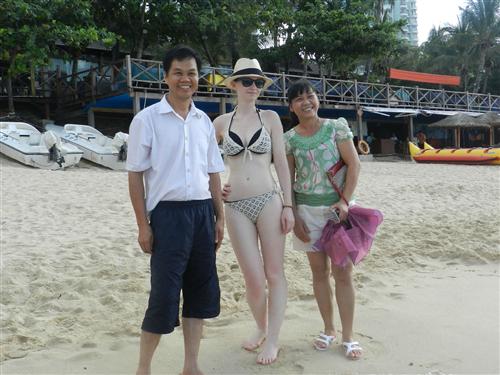 24最后一站--遇見了外國辣妹，爭相合影，每個人都笑的合不攏嘴。 (1)