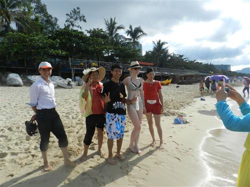 24最后一站--遇見了外國辣妹，爭相合影，每個人都笑的合不攏嘴。 (2)