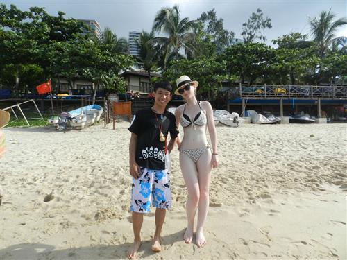 24最后一站--遇見了外國辣妹，爭相合影，每個人都笑的合不攏嘴。 (3)