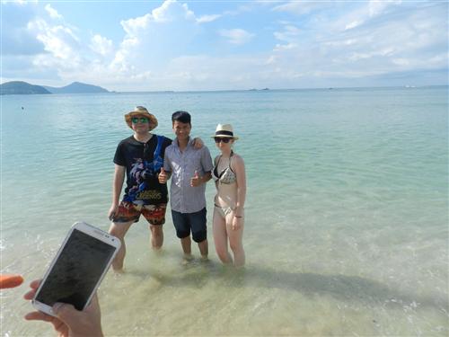 24最后一站--遇見了外國辣妹，爭相合影，每個人都笑的合不攏嘴。 (4)