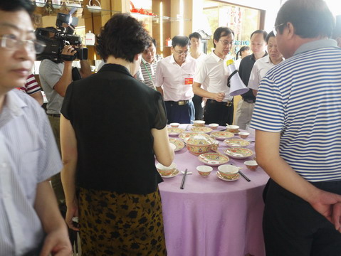 2014年10月10日廣西自治區(qū)政協(xié)磨長(zhǎng)英副主席率自治區(qū)政協(xié)委員視察