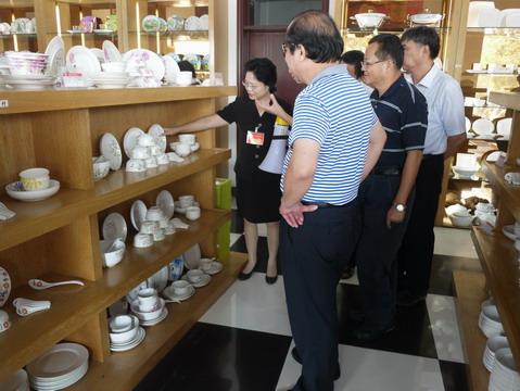 2014年10月10日廣西自治區(qū)政協(xié)磨長(zhǎng)英副主席率自治區(qū)政協(xié)委員視察