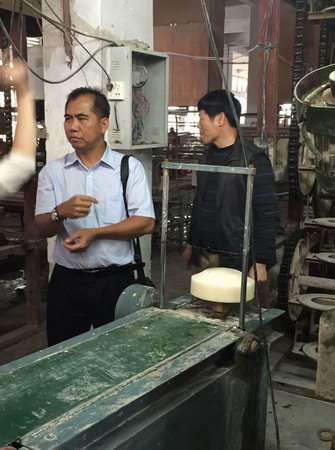 2015年3月17日馬來西亞投資發(fā)展局魯立山投資領(lǐng)事一行到我公司考察，公司總經(jīng)理陳向陽及總監(jiān)易妍籽等高層領(lǐng)導(dǎo)介紹了公司的生產(chǎn)經(jīng)營情況，并就與馬方合作的項目進行了詳談。