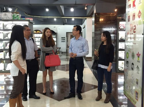 2015年3月17日馬來西亞投資發(fā)展局魯立山投資領(lǐng)事一行到我公司考察，公司總經(jīng)理陳向陽及總監(jiān)易妍籽等高層領(lǐng)導(dǎo)介紹了公司的生產(chǎn)經(jīng)營情況，并就與馬方合作的項目進行了詳談。