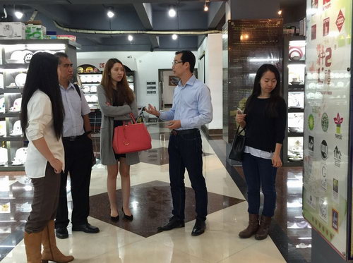2015年3月17日馬來西亞投資發(fā)展局魯立山投資領(lǐng)事一行到我公司考察，公司總經(jīng)理陳向陽及總監(jiān)易妍籽等高層領(lǐng)導(dǎo)介紹了公司的生產(chǎn)經(jīng)營情況，并就與馬方合作的項目進行了詳談。