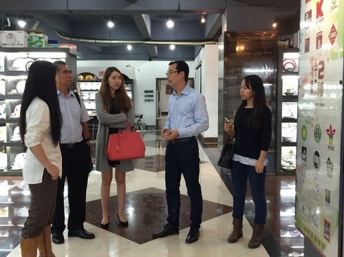 2015年3月17日馬來西亞投資發(fā)展局魯立山投資領(lǐng)事一行到我公司考察，公司總經(jīng)理陳向陽及總監(jiān)易妍籽等高層領(lǐng)導(dǎo)介紹了公司的生產(chǎn)經(jīng)營情況，并就與馬方合作的項目進行了詳談。