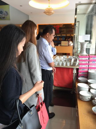 2015年3月17日馬來西亞投資發(fā)展局魯立山投資領(lǐng)事一行到我公司考察，公司總經(jīng)理陳向陽及總監(jiān)易妍籽等高層領(lǐng)導(dǎo)介紹了公司的生產(chǎn)經(jīng)營情況，并就與馬方合作的項目進行了詳談。