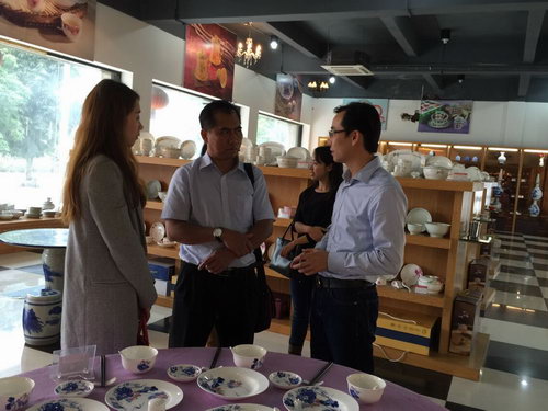 2015年3月17日馬來西亞投資發(fā)展局魯立山投資領(lǐng)事一行到我公司考察，公司總經(jīng)理陳向陽及總監(jiān)易妍籽等高層領(lǐng)導(dǎo)介紹了公司的生產(chǎn)經(jīng)營情況，并就與馬方合作的項目進行了詳談。