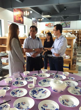 2015年3月17日馬來西亞投資發(fā)展局魯立山投資領(lǐng)事一行到我公司考察，公司總經(jīng)理陳向陽及總監(jiān)易妍籽等高層領(lǐng)導(dǎo)介紹了公司的生產(chǎn)經(jīng)營情況，并就與馬方合作的項目進行了詳談。