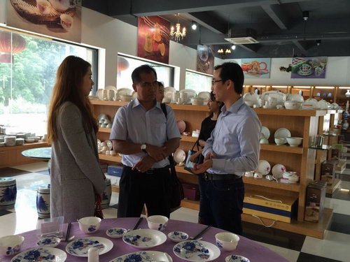 2015年3月17日馬來西亞投資發(fā)展局魯立山投資領(lǐng)事一行到我公司考察，公司總經(jīng)理陳向陽及總監(jiān)易妍籽等高層領(lǐng)導(dǎo)介紹了公司的生產(chǎn)經(jīng)營情況，并就與馬方合作的項目進行了詳談。