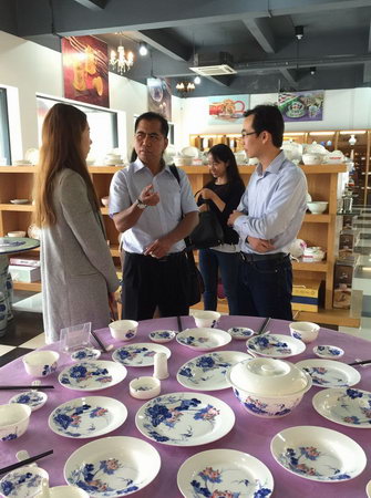 2015年3月17日馬來西亞投資發(fā)展局魯立山投資領(lǐng)事一行到我公司考察，公司總經(jīng)理陳向陽及總監(jiān)易妍籽等高層領(lǐng)導(dǎo)介紹了公司的生產(chǎn)經(jīng)營情況，并就與馬方合作的項目進行了詳談。