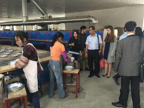 2015年3月17日馬來西亞投資發(fā)展局魯立山投資領(lǐng)事一行到我公司考察，公司總經(jīng)理陳向陽及總監(jiān)易妍籽等高層領(lǐng)導(dǎo)介紹了公司的生產(chǎn)經(jīng)營情況，并就與馬方合作的項目進行了詳談。