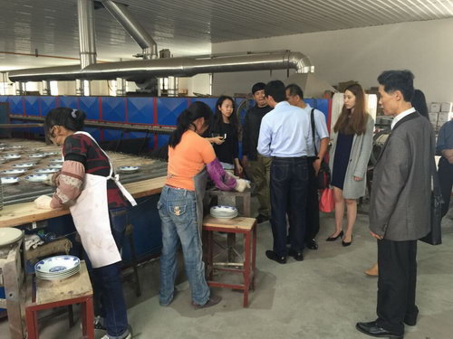 2015年3月17日馬來西亞投資發(fā)展局魯立山投資領(lǐng)事一行到我公司考察，公司總經(jīng)理陳向陽及總監(jiān)易妍籽等高層領(lǐng)導(dǎo)介紹了公司的生產(chǎn)經(jīng)營情況，并就與馬方合作的項目進行了詳談。