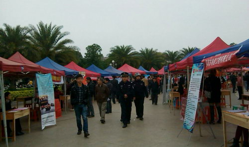 參加玉林市2015年“春風(fēng)行動”企業(yè)用工大型招聘會