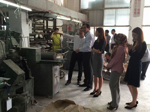 2015年4月27日，馬來(lái)西亞投資發(fā)展局Nurullydia Ahmad ，莉迪亞一行到我公司考察指導(dǎo)。